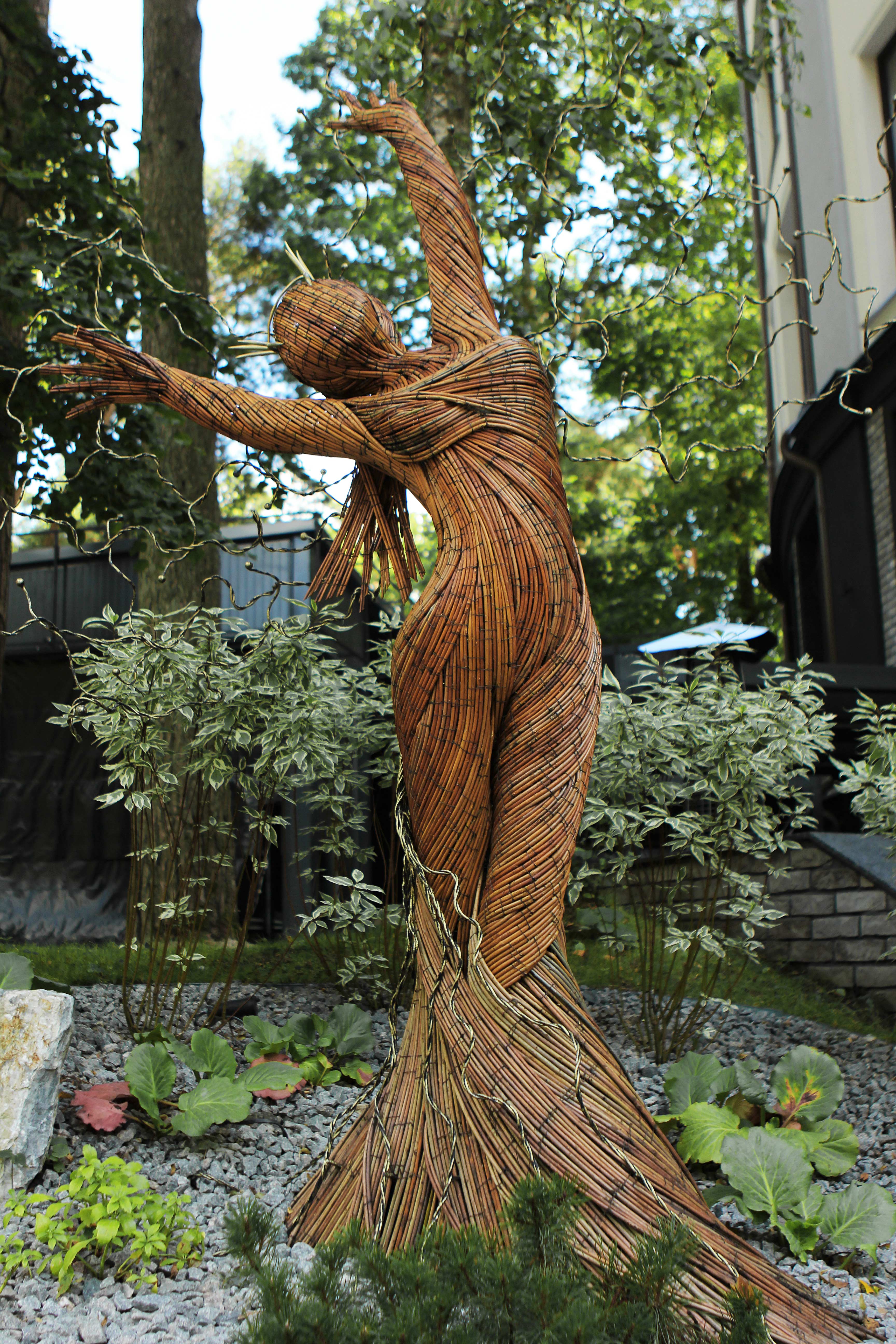 Скульптура из лозы ивы «Лесная Нимфа»