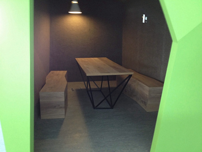 Мебель для переговорной в офисе компании Geberit